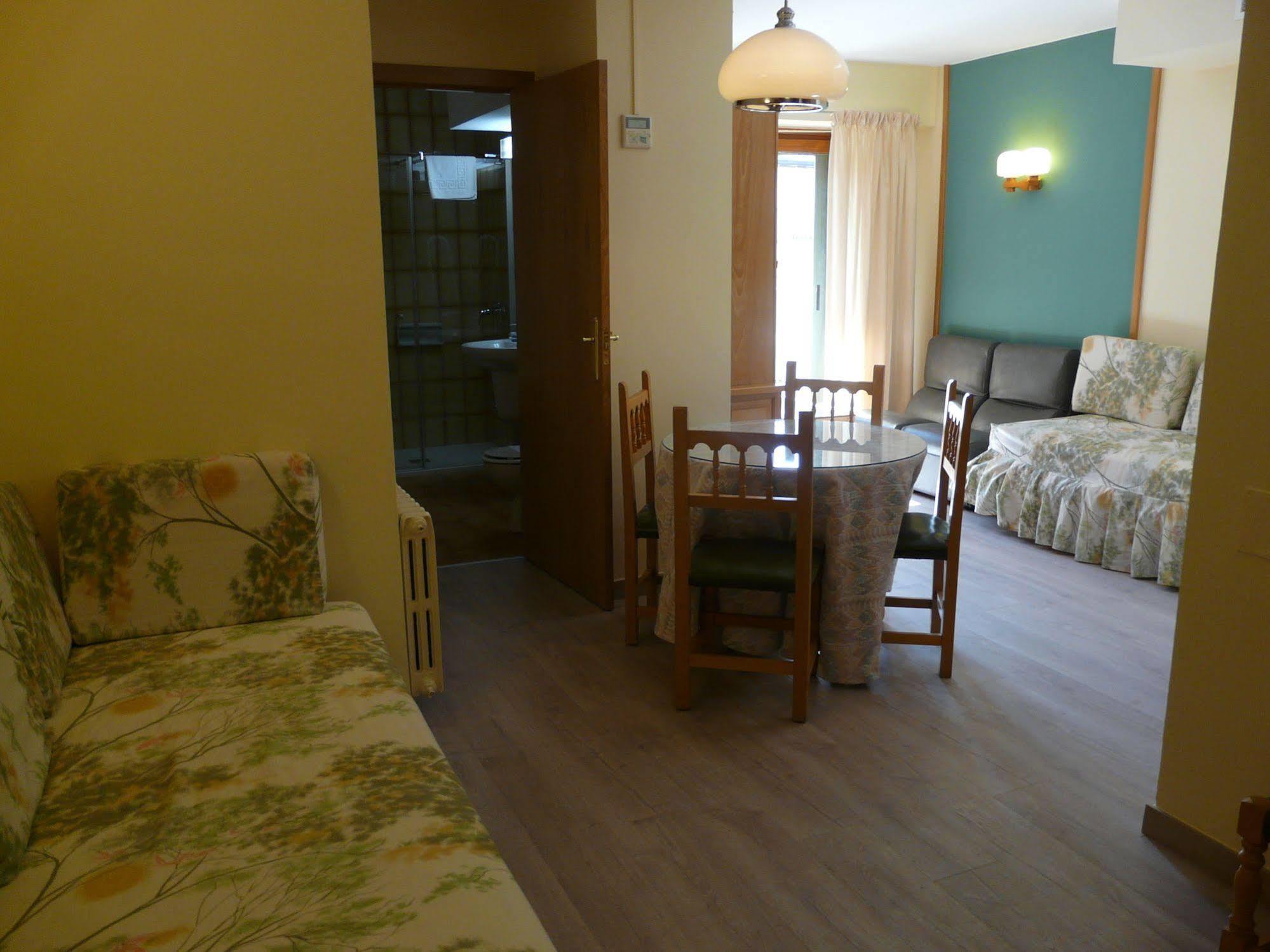 Hotel Nice La Seu d'Urgell Extérieur photo