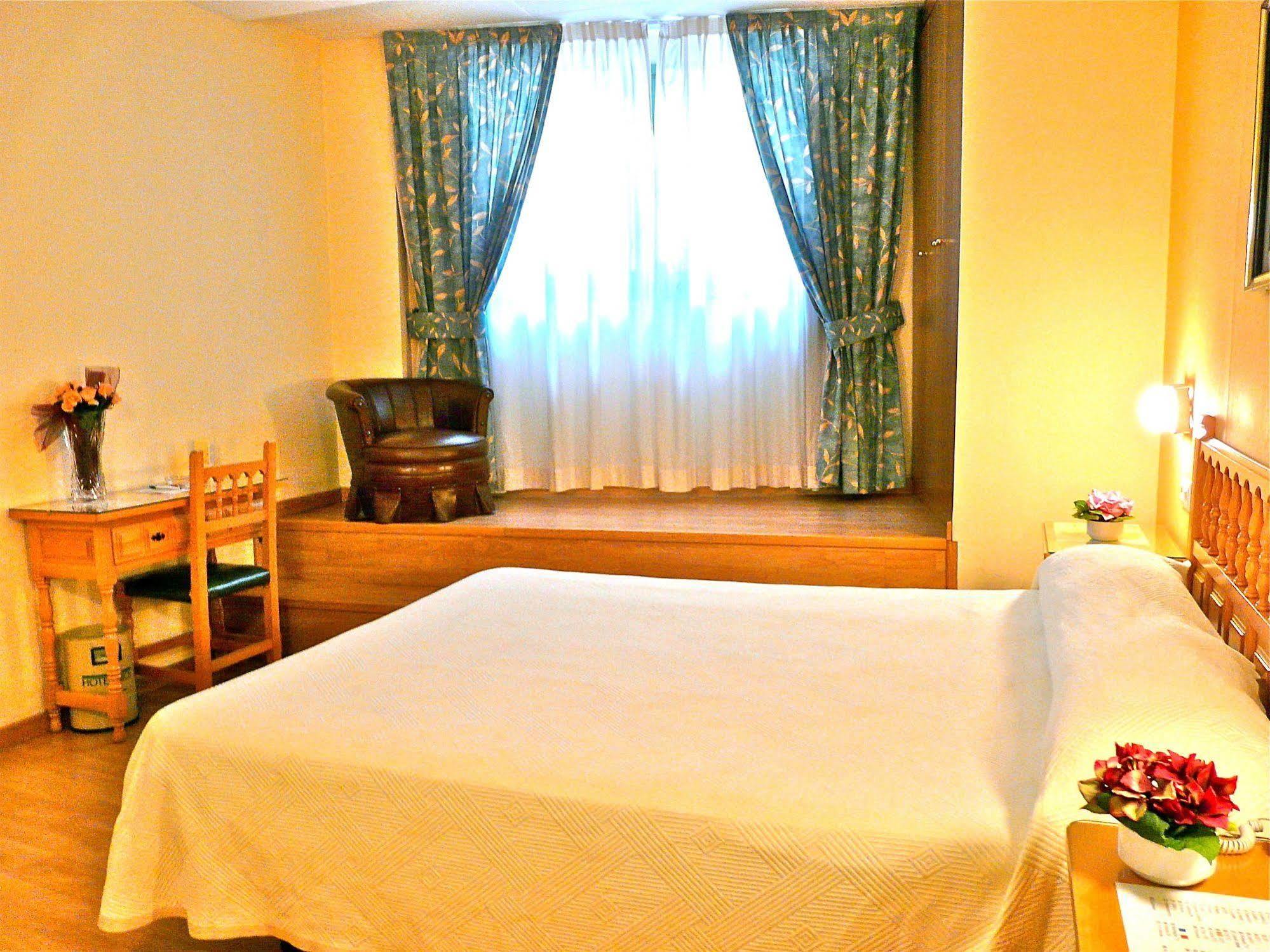 Hotel Nice La Seu d'Urgell Extérieur photo
